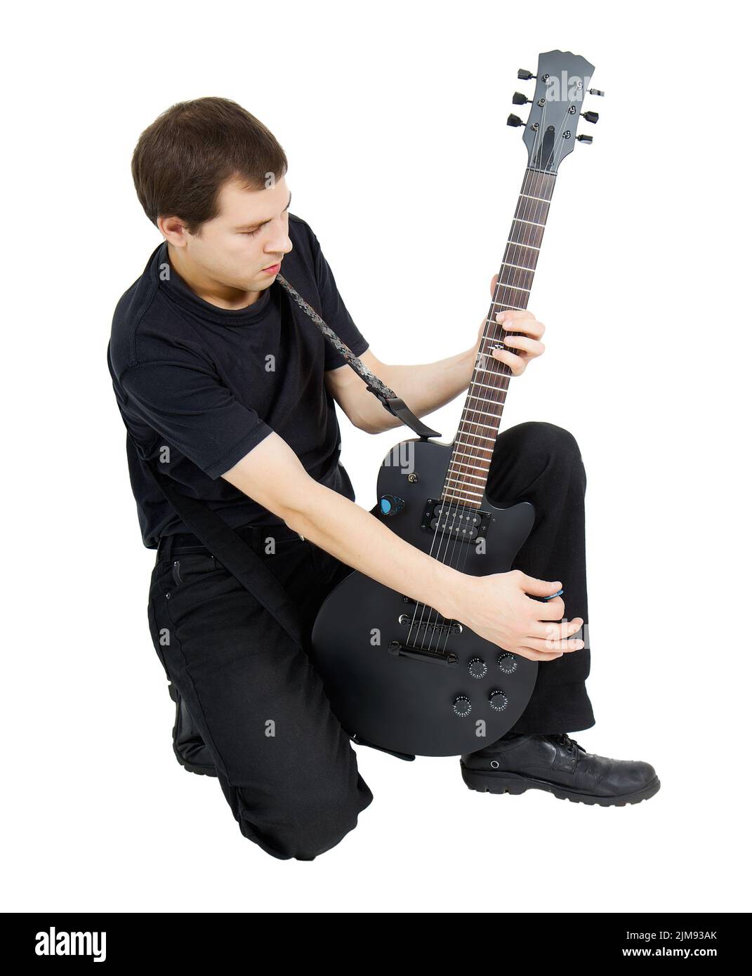 Junge Sängerin, in schwarz gekleidet mit einer E-Gitarre Stockfoto