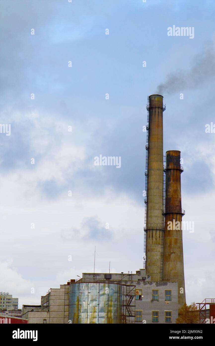 Rauchschornstein für die Fabrik Stockfoto