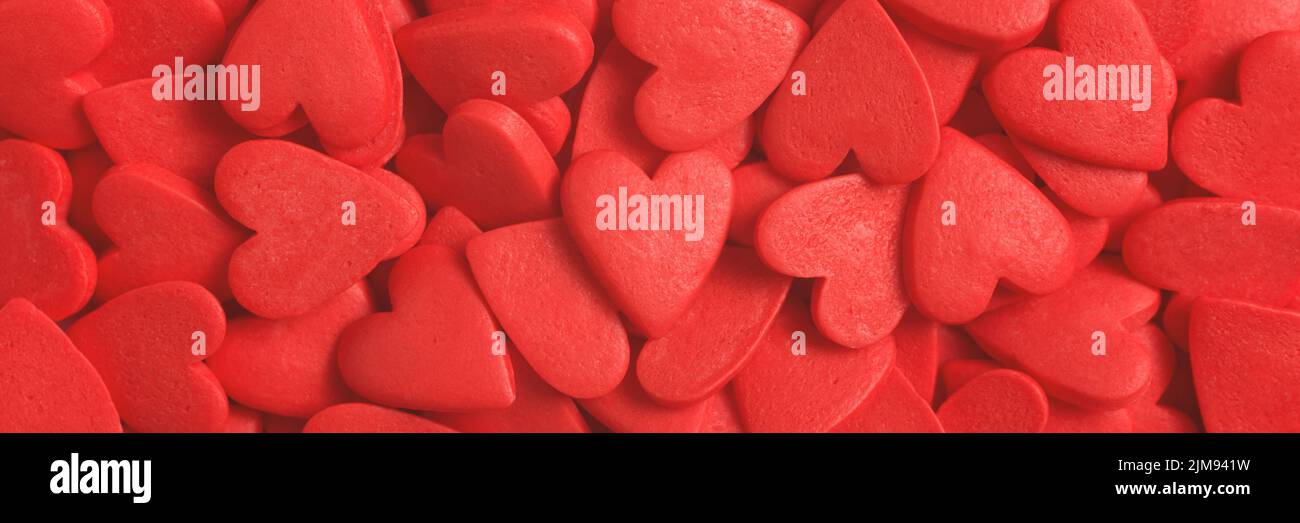 Textur von roten süßen Herzen. Makroaufnahme. Banner für die Website. Stockfoto