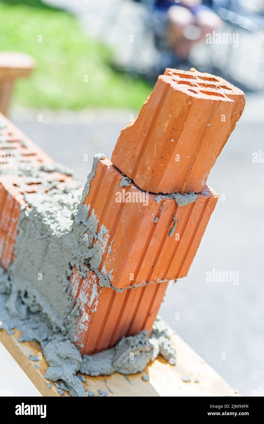 Schlechte Arbeit mit Ziegelsteinen Stockfoto