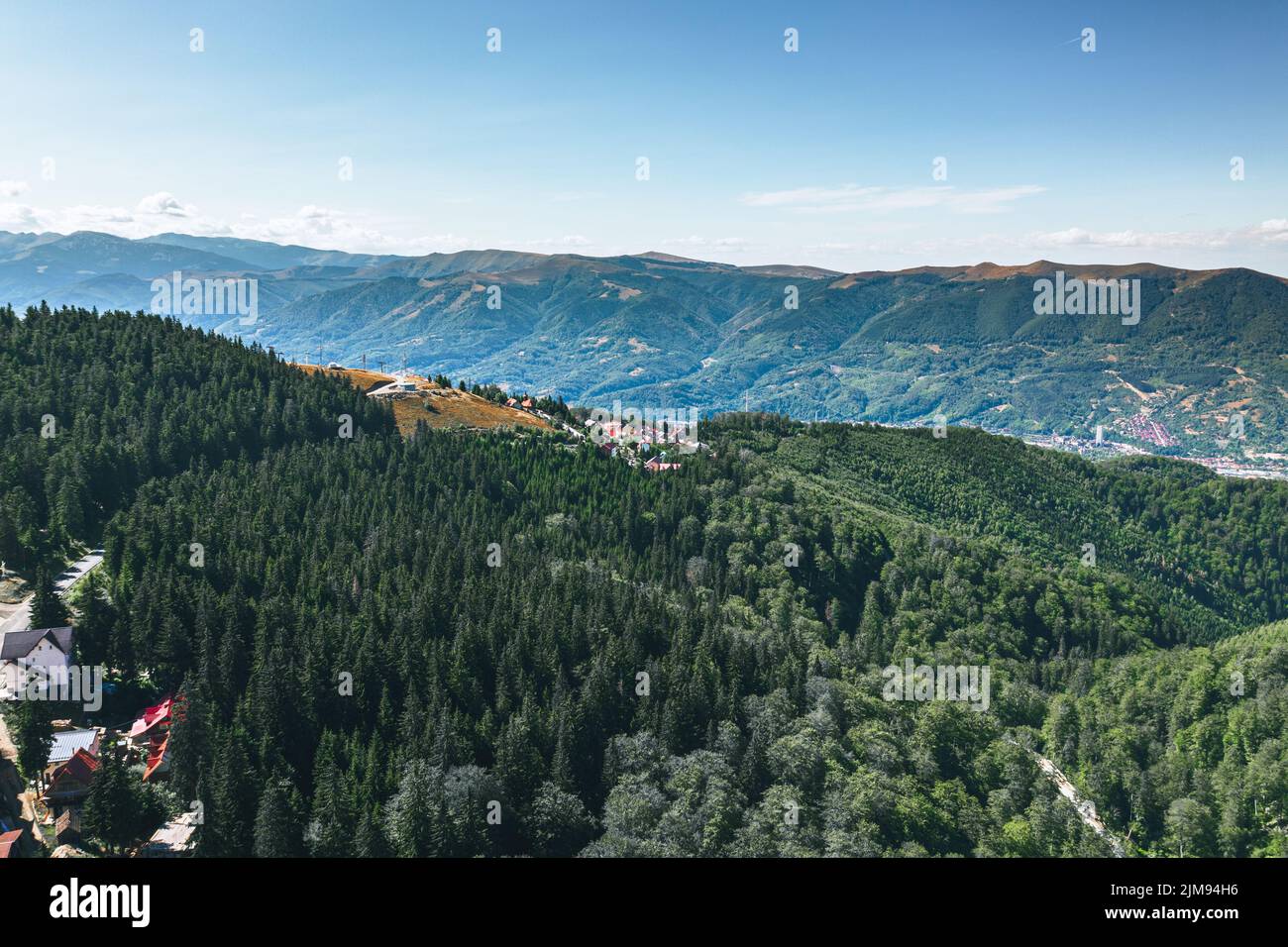 Luftlandschaftsansicht von hohen Gipfeln mit dunklen Kiefernwäldern in wilden Bergen.schöne Aussicht vom Wanderweg in den Karpaten. Stockfoto