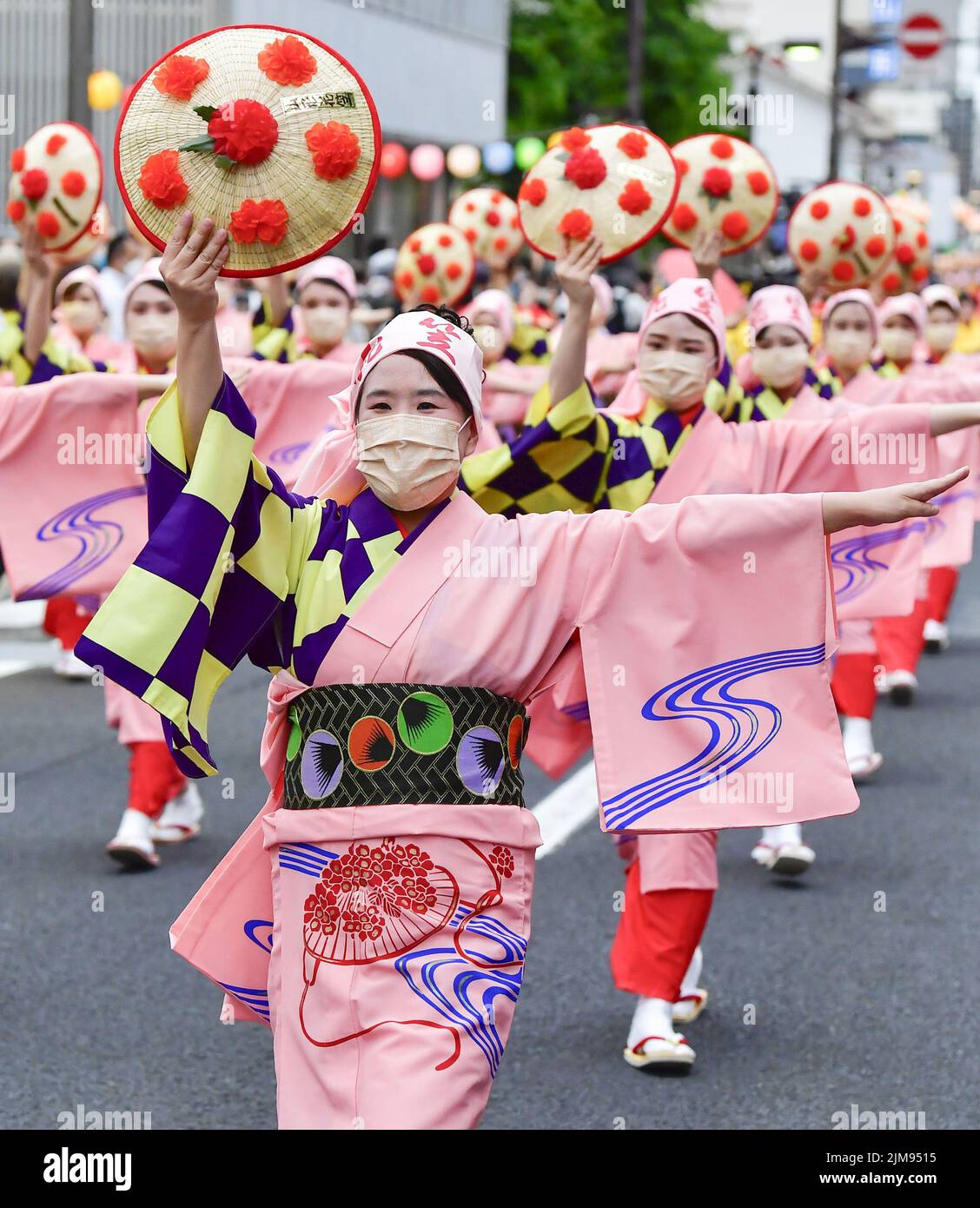 Yamagata, Japan. 05/08/2022, Frauen tragen Gesichtsmasken zum Schutz vor dem Coronavirus-Tanz während des traditionellen Yamagata Hanagasa Festivals am 5. August 2022 in Yamagata, Nordostjapan. (Kyodo)==Kyodo Foto via Credit: Newscom/Alamy Live News Stockfoto