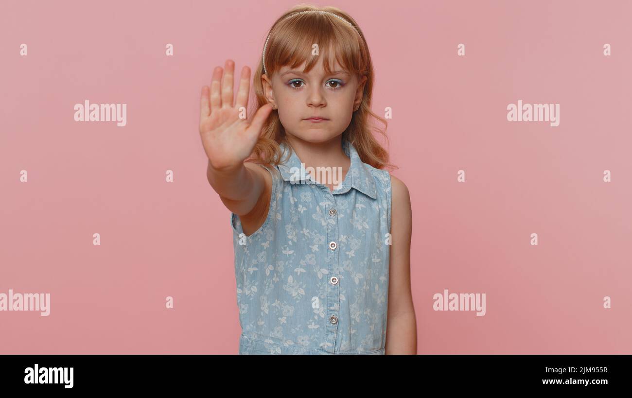 Geste anhalten. Wütend jung preteen Kind Mädchen Kind sagen, No Hold Handfläche gefaltet gekreuzte Hände, Warnung vor Ende, verbotener Zugang, Ablehnung der Kommunikation, Körpersprache, Gefahr. Kleine Kleinkinder Stockfoto