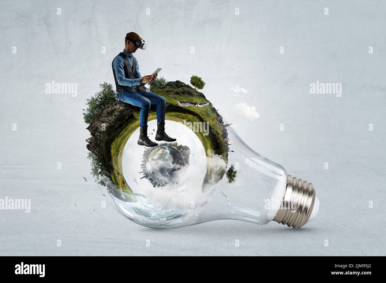 Mann sitzt. Konzept der erneuerbaren Energien und Kreislaufwirtschaft. Stockfoto