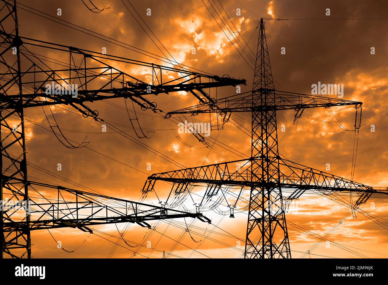 Viele elektrische Pole mit Wolken am Himmel Stockfoto