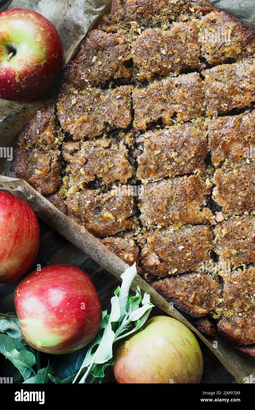 Glutenfreier Mandel-, Apfel- und Walnusskuchen mit süßem Sirup und Mandelmehl, perfekt für Passah, Rosh Hashanah oder ein herbstlicher Nachtisch Stockfoto