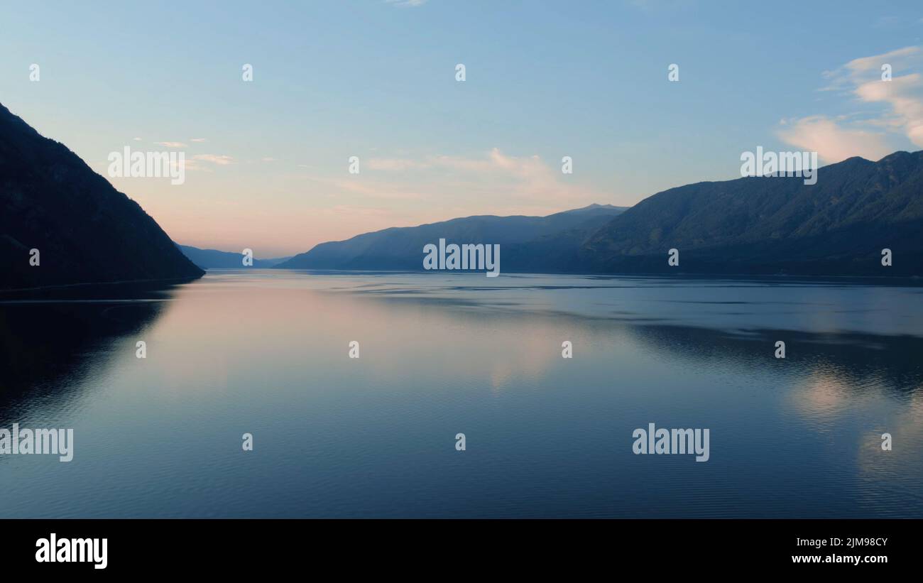 See Teletskoje zwischen Bergen in Sonnenuntergang in Altai, Sibirien, Russland. Schöne Sommerlandschaft in der Natur während der Abendzeit. Luftaufnahme von einem dr Stockfoto