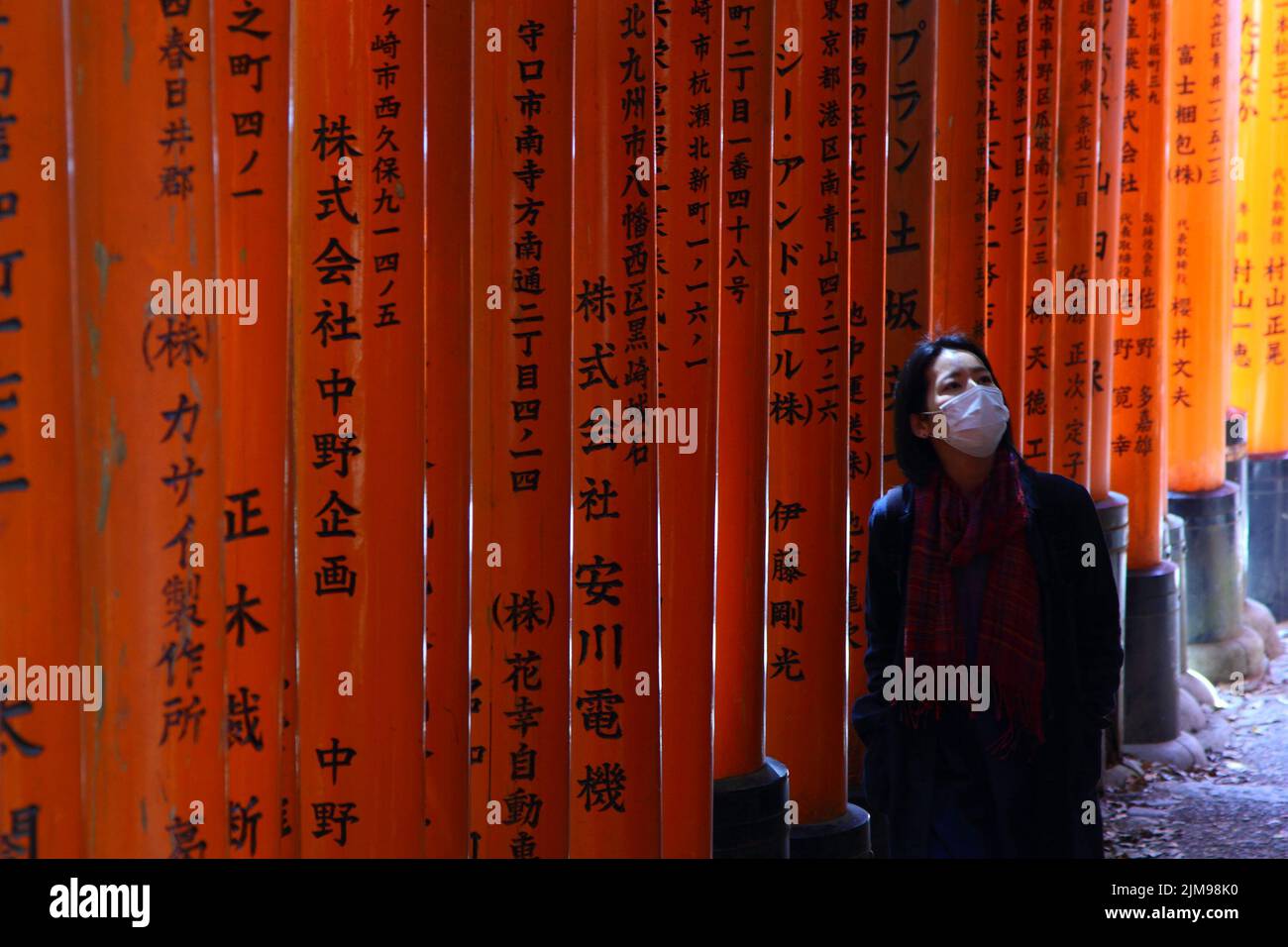 Japanische Frau besucht den Fushimi Inari-Schrein in Kyoto Stockfoto