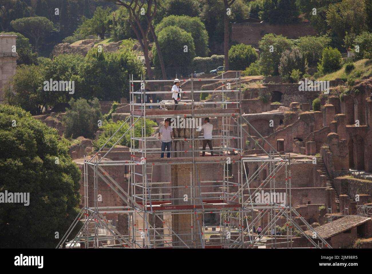 Rom, Italien - 29. Mai 2022: Rekonstruktion einer antiken Säule im Forum romanum durch drei Künstler. Die Säule ist von einem modernen Metallgerüst umgeben Stockfoto
