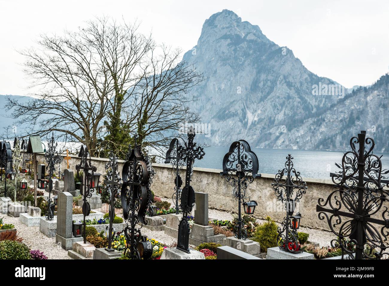 Berg Traunstein mit Friedhof Stockfoto