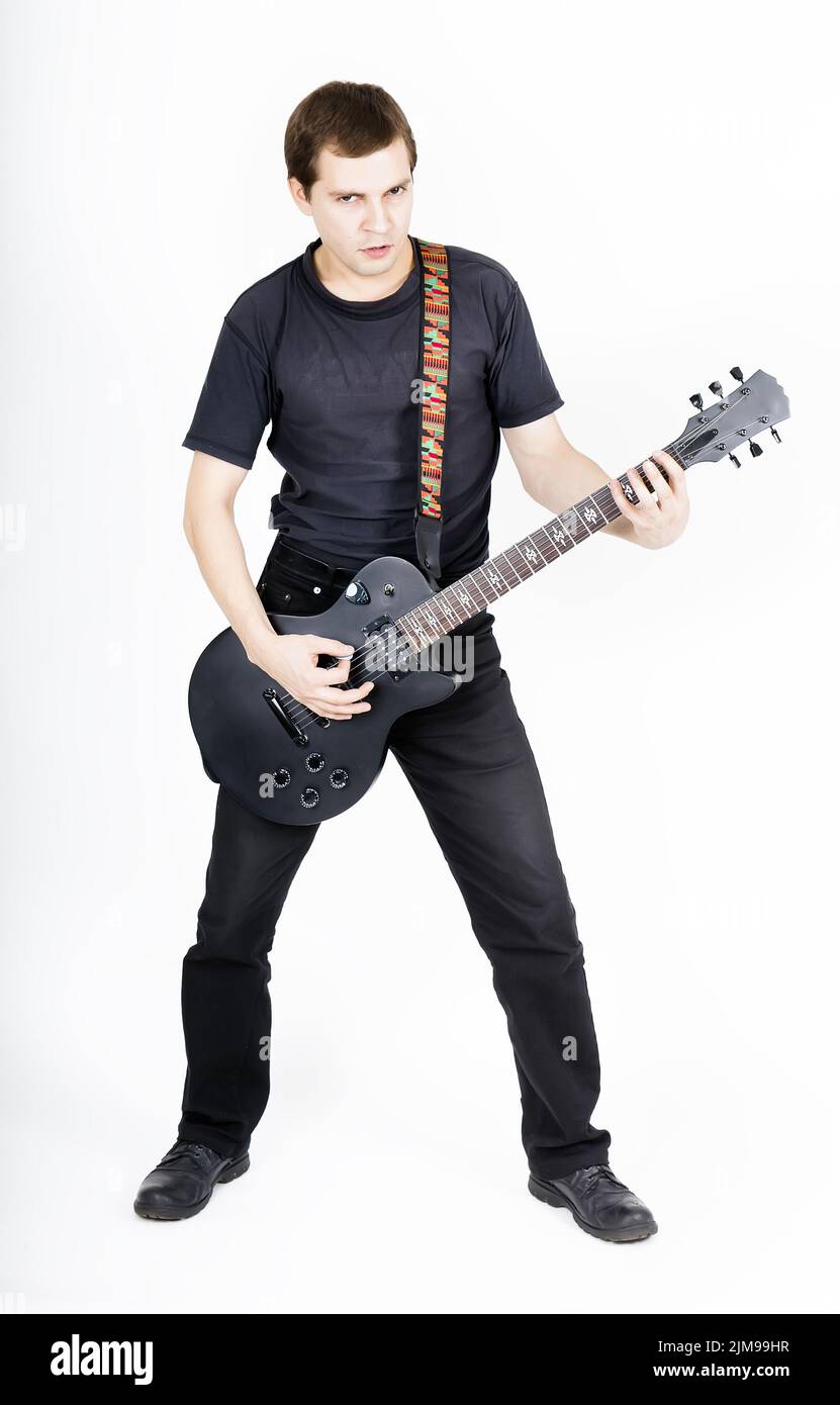 Mann mit schwarzer E-Gitarre Stockfoto