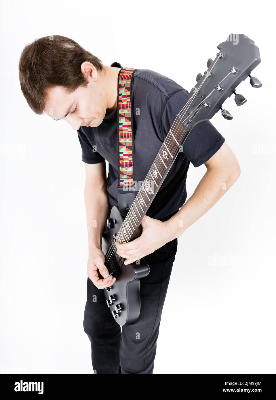 Mann mit schwarzer E-Gitarre Stockfoto