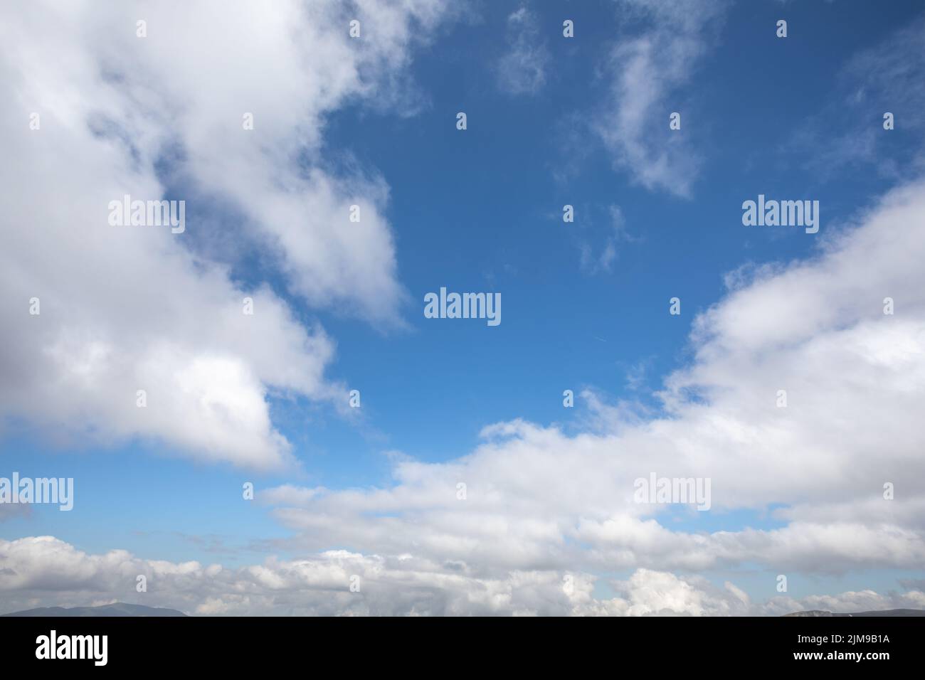 Weiße Wolken an einem klaren blauen Himmel Stockfoto