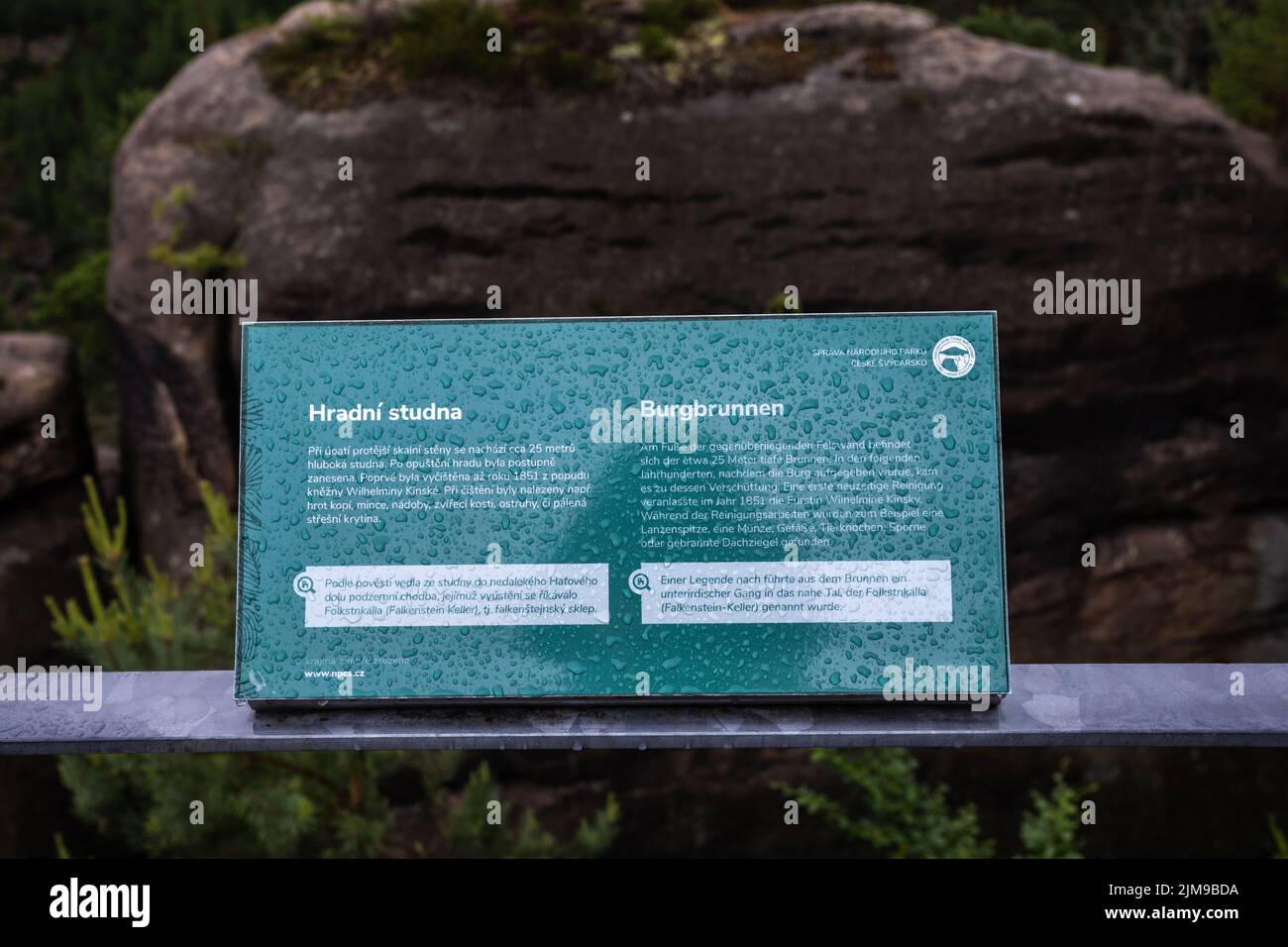 Informationstafel in tschechischer und deutscher Sprache im Nationalpark Böhmische Schweiz Stockfoto