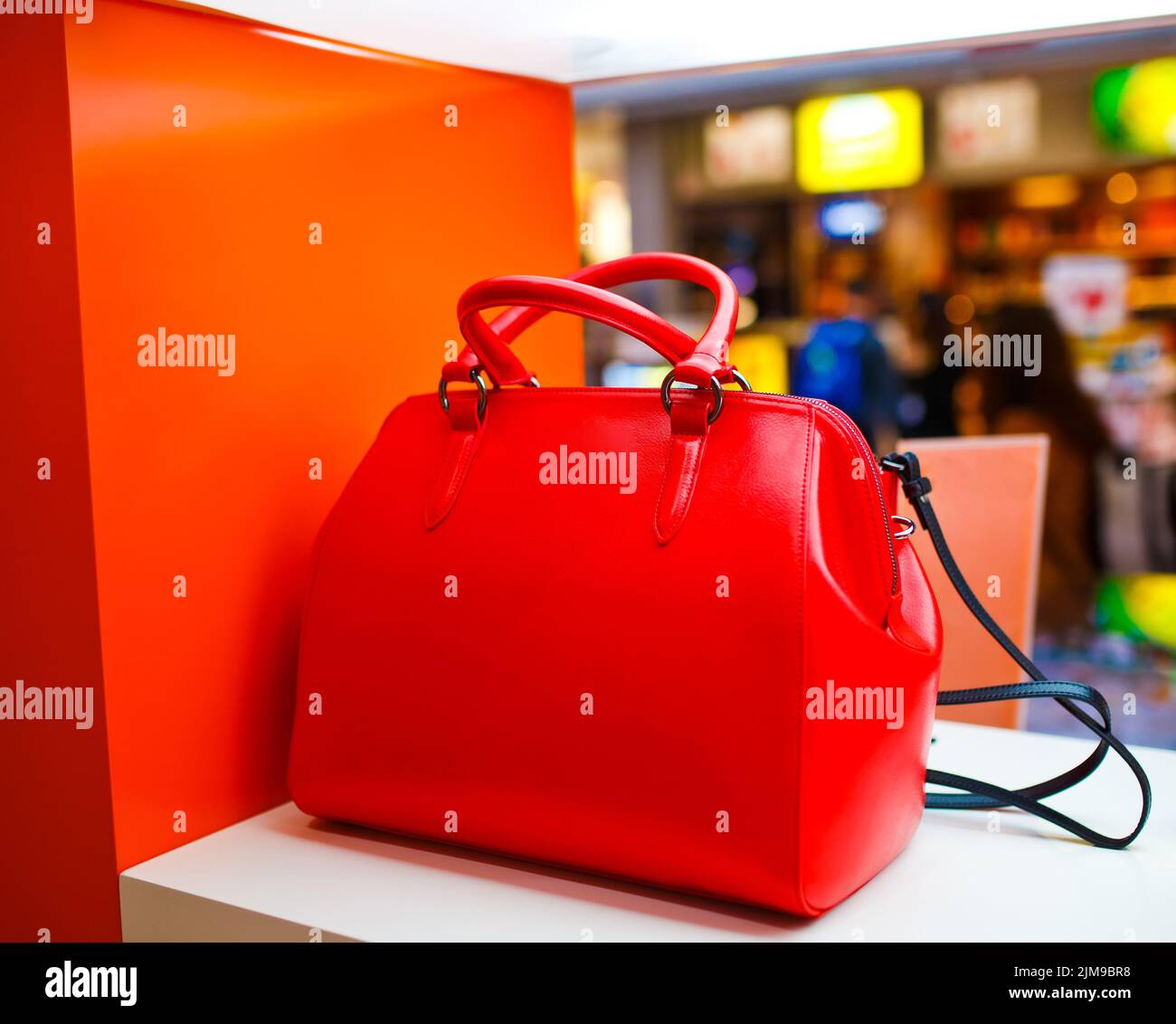 Rote Modetasche im Laden. Stockfoto