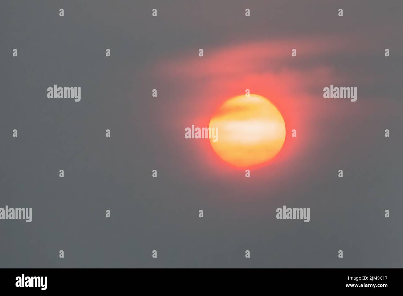 Rauchiger Himmel über einem Sonnenuntergang in Chisago City, Minnesota, USA aufgrund von Bränden aus Kanada und den westlichen Vereinigten Staaten. Stockfoto
