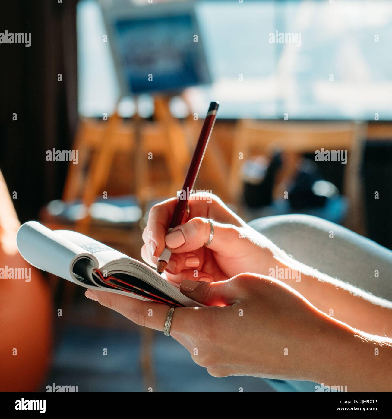 Weibliche bildende Künstlerin skizziert Studio Arbeitsplatz Pad Stockfoto