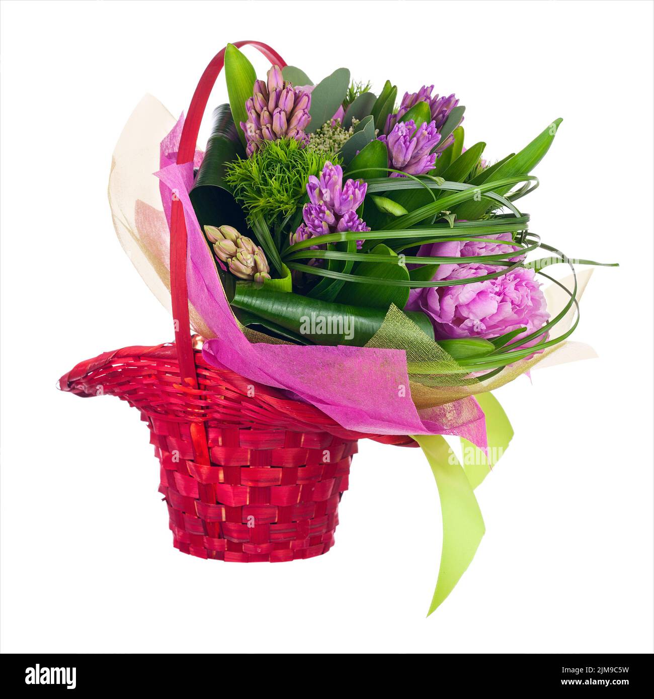 Bouquet von Pfingstrosen, Hyazinthen und anderen Blumen im Weidenkorb. Stockfoto