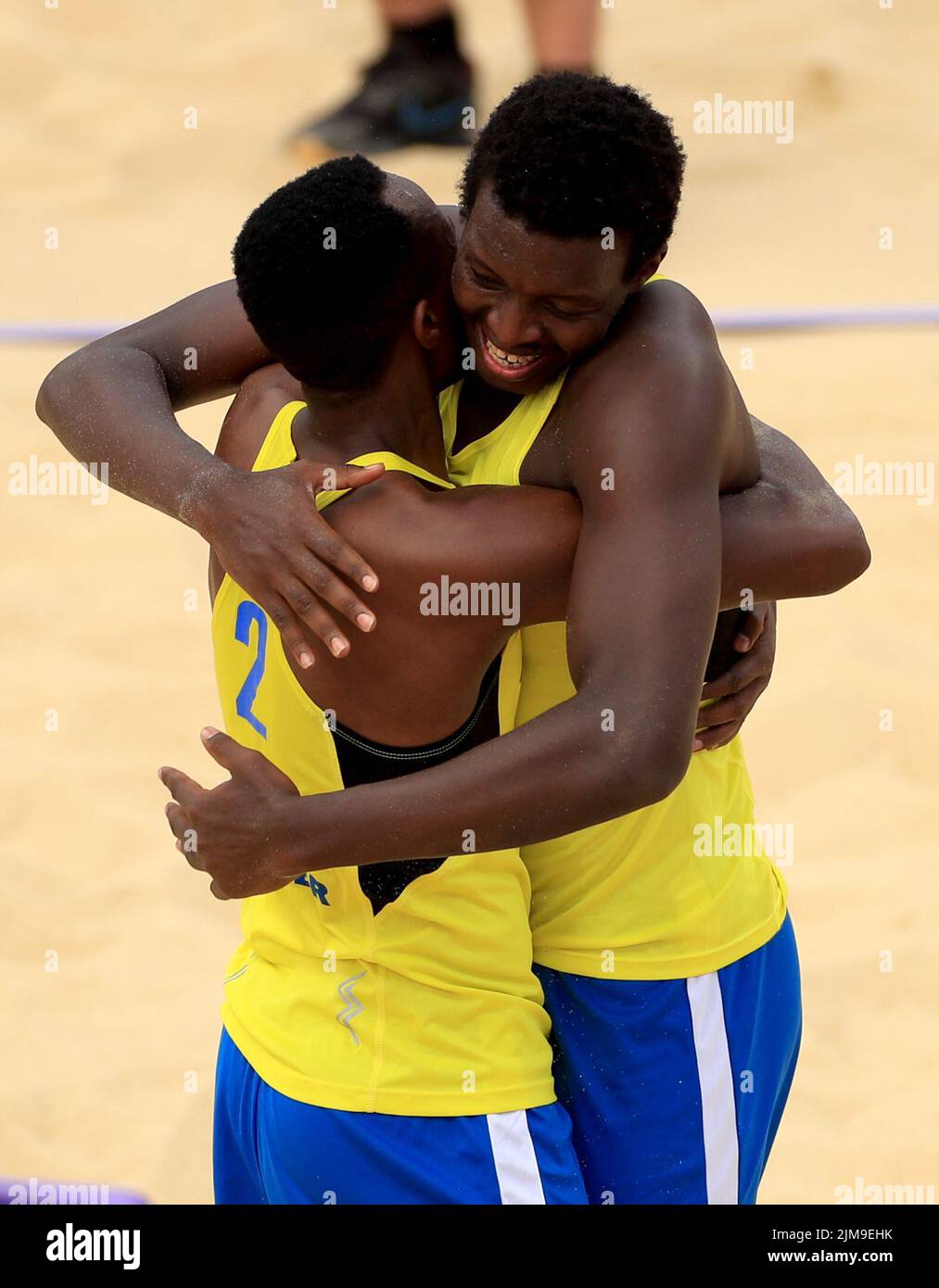 Venuste Gatsinzi und Olivier Ntagengwa aus Ruanda feiern am achten Tag der Commonwealth Games 2022 in Birmingham den Gewinn des Beachvolleyball-Viertelfinales der Männer zwischen Ruanda und Neuseeland. Bilddatum: Freitag, 5. August 2022. Stockfoto