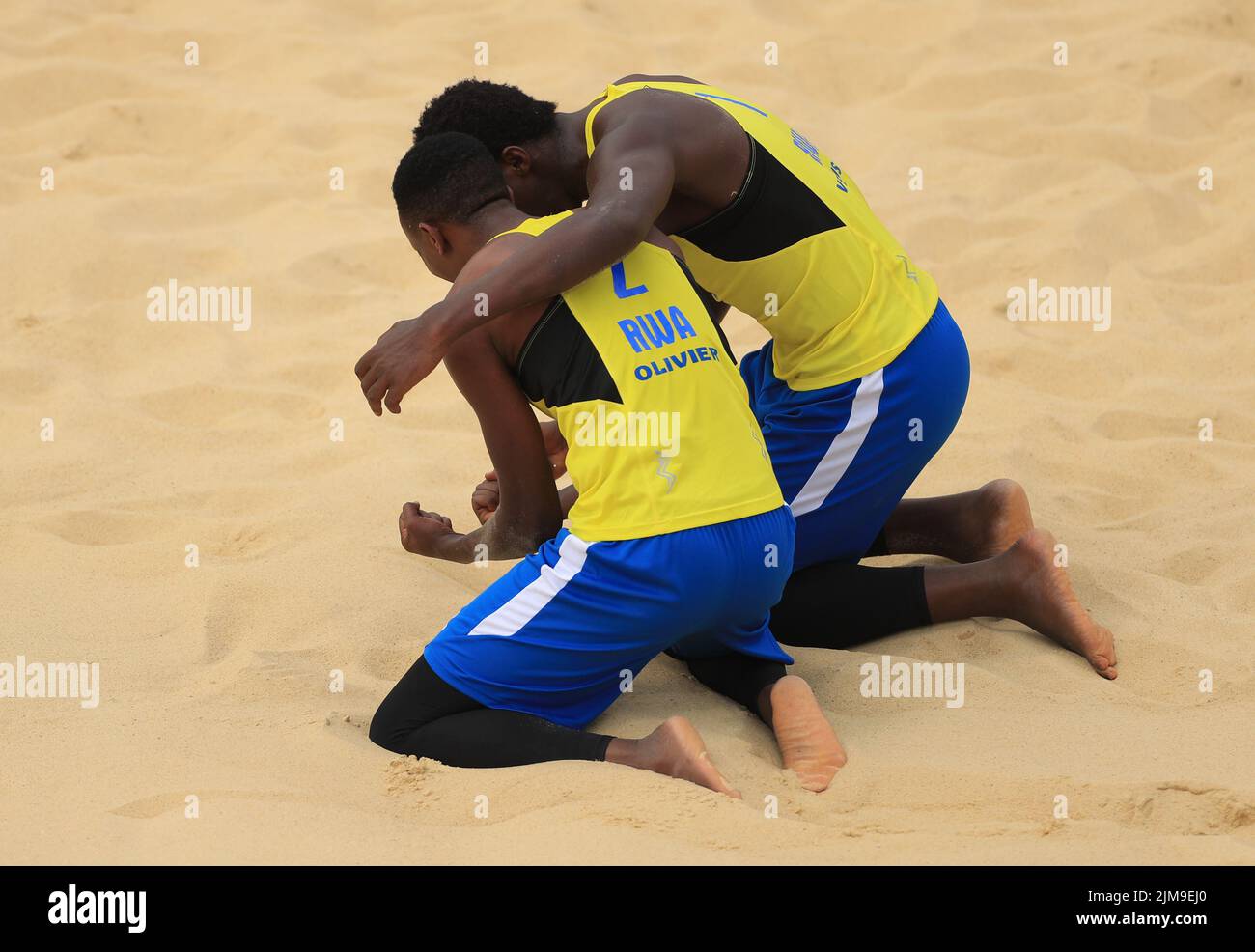 Venuste Gatsinzi und Olivier Ntagengwa aus Ruanda feiern am achten Tag der Commonwealth Games 2022 in Birmingham den Gewinn des Beachvolleyball-Viertelfinales der Männer zwischen Ruanda und Neuseeland. Bilddatum: Freitag, 5. August 2022. Stockfoto