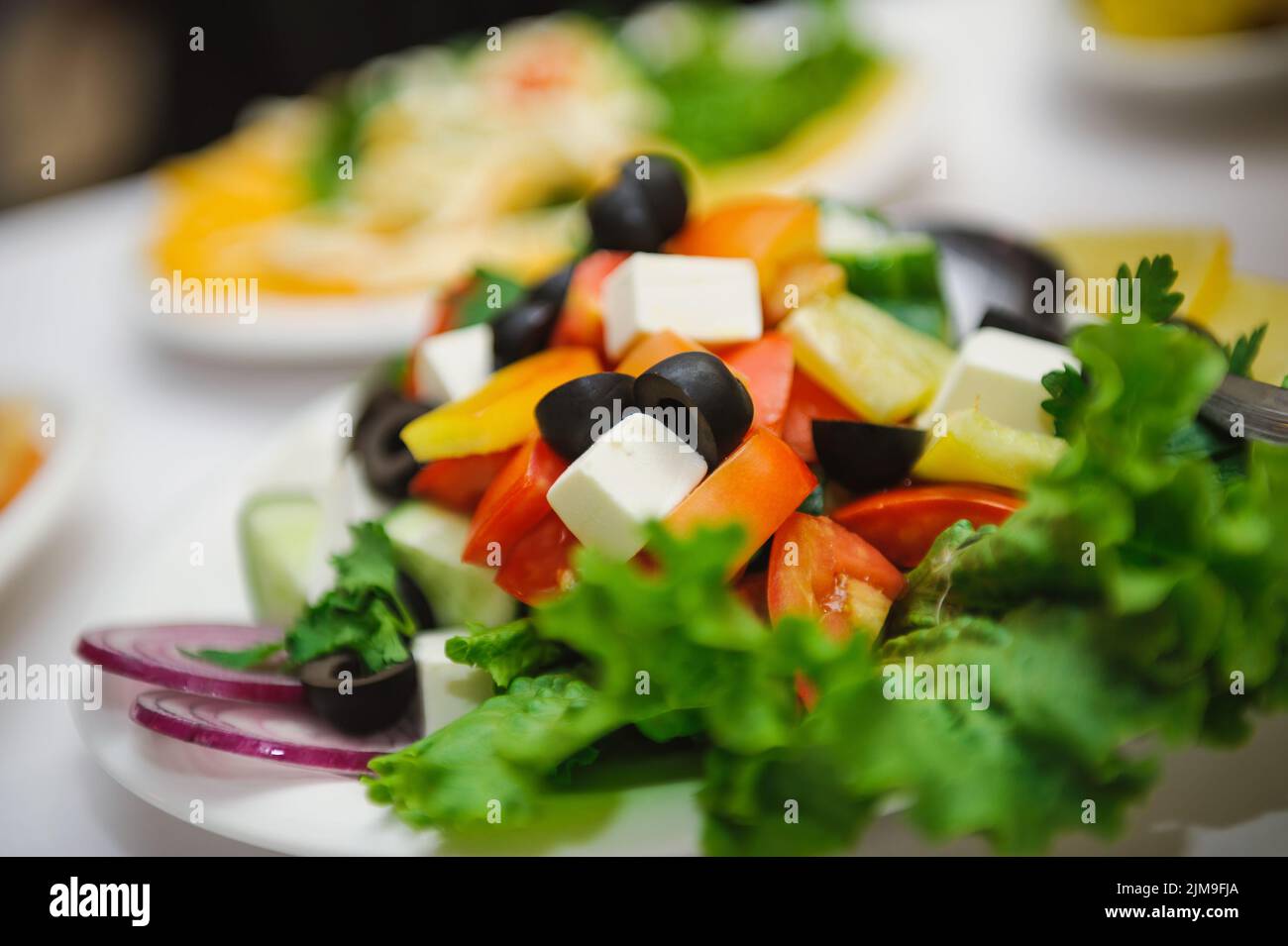 Frischer diätetischer Salat aus vielen Zutaten Stockfoto