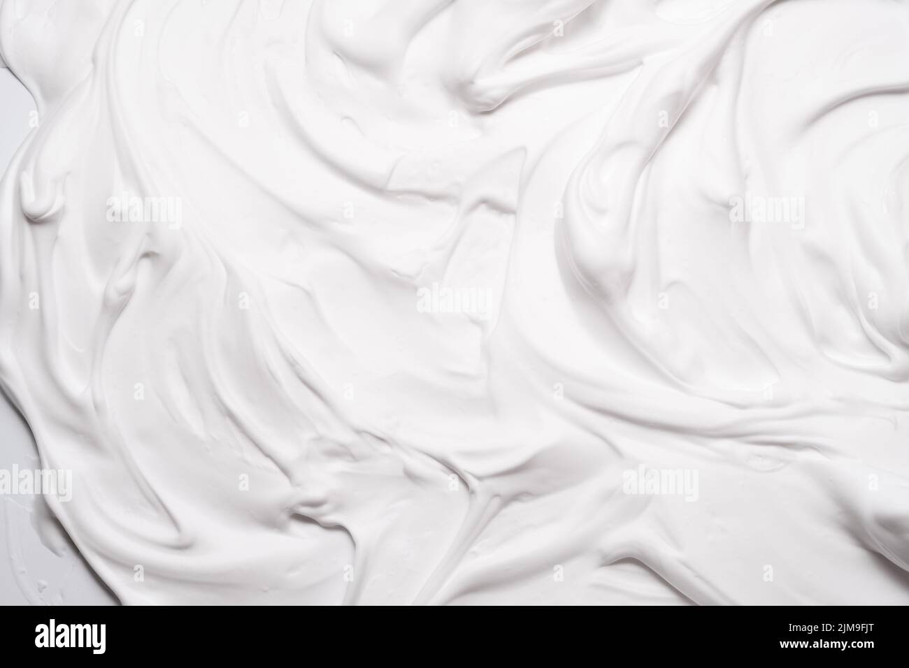 Weißer Schaumstoff abstrakter Hintergrund luftiges Mousse-Muster Stockfoto