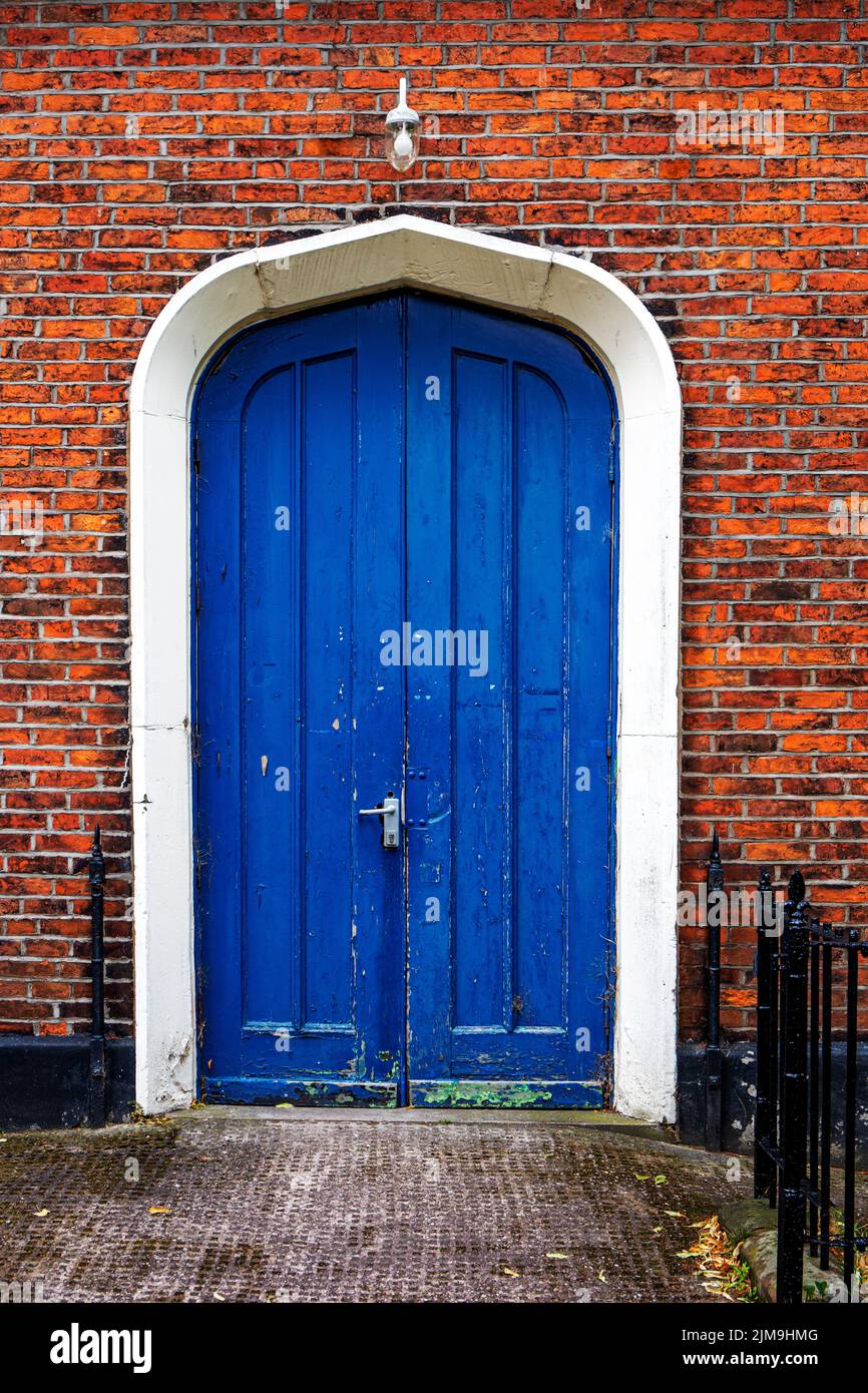 Geschlossene blaue Tür Stockfoto