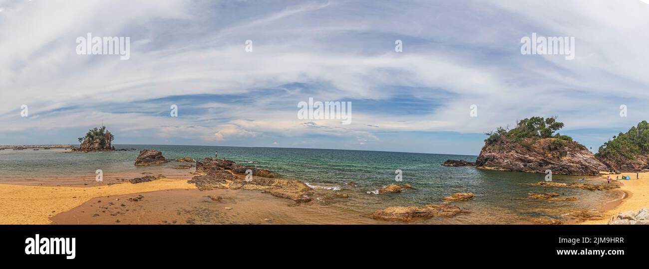 Der Panoramablick auf den Pantai Kemasik Beach im Kemaman District in Terengganu, Malaysia. Stockfoto