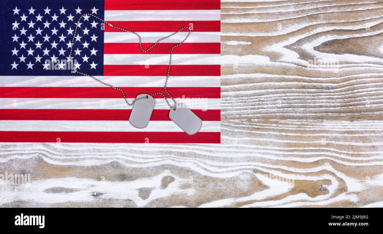 USA Flagge und Militär ID-Tags auf verblassen weißen Holz Hintergrund Stockfoto