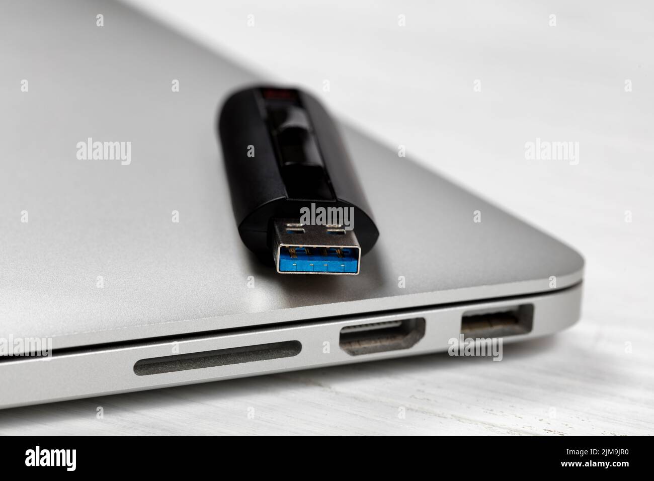 USB-Stick mit schneller USB-Geschwindigkeit auf dem Computer Stockfoto