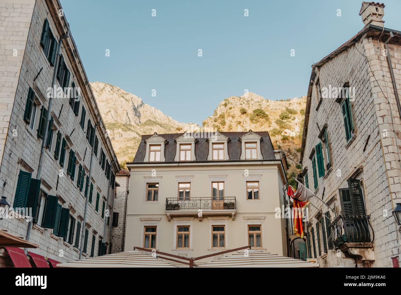 Perast, Montenegro. Alte europäische Architektur. Straße in der Altstadt von Italien, Montenegro, Griechenland etc Stockfoto