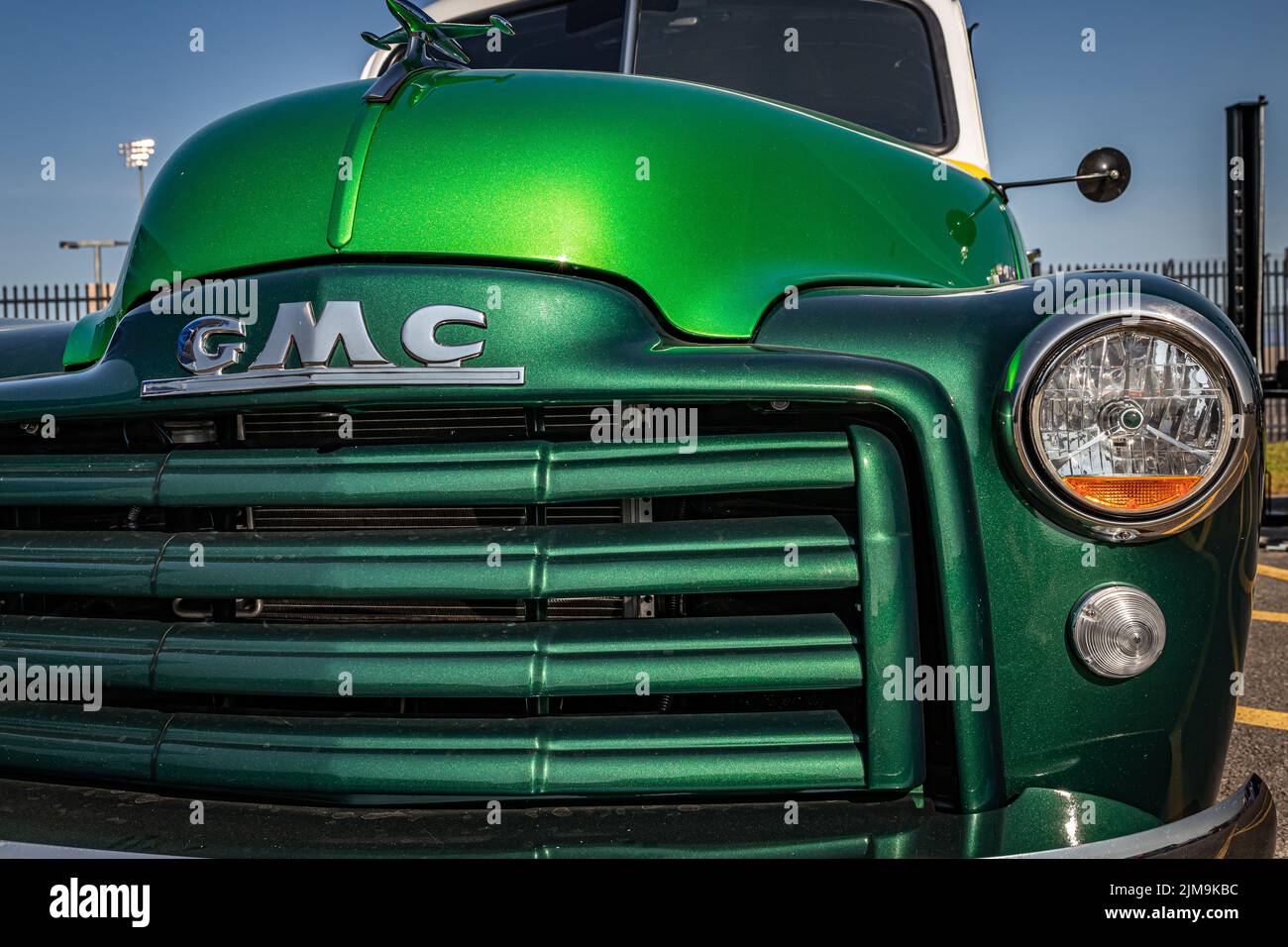 Libanon, TN - 14. Mai 2022: Weitwinkel-Detailansicht eines 1949 GMC 100 Panel Trucks auf einer lokalen Automesse. Stockfoto