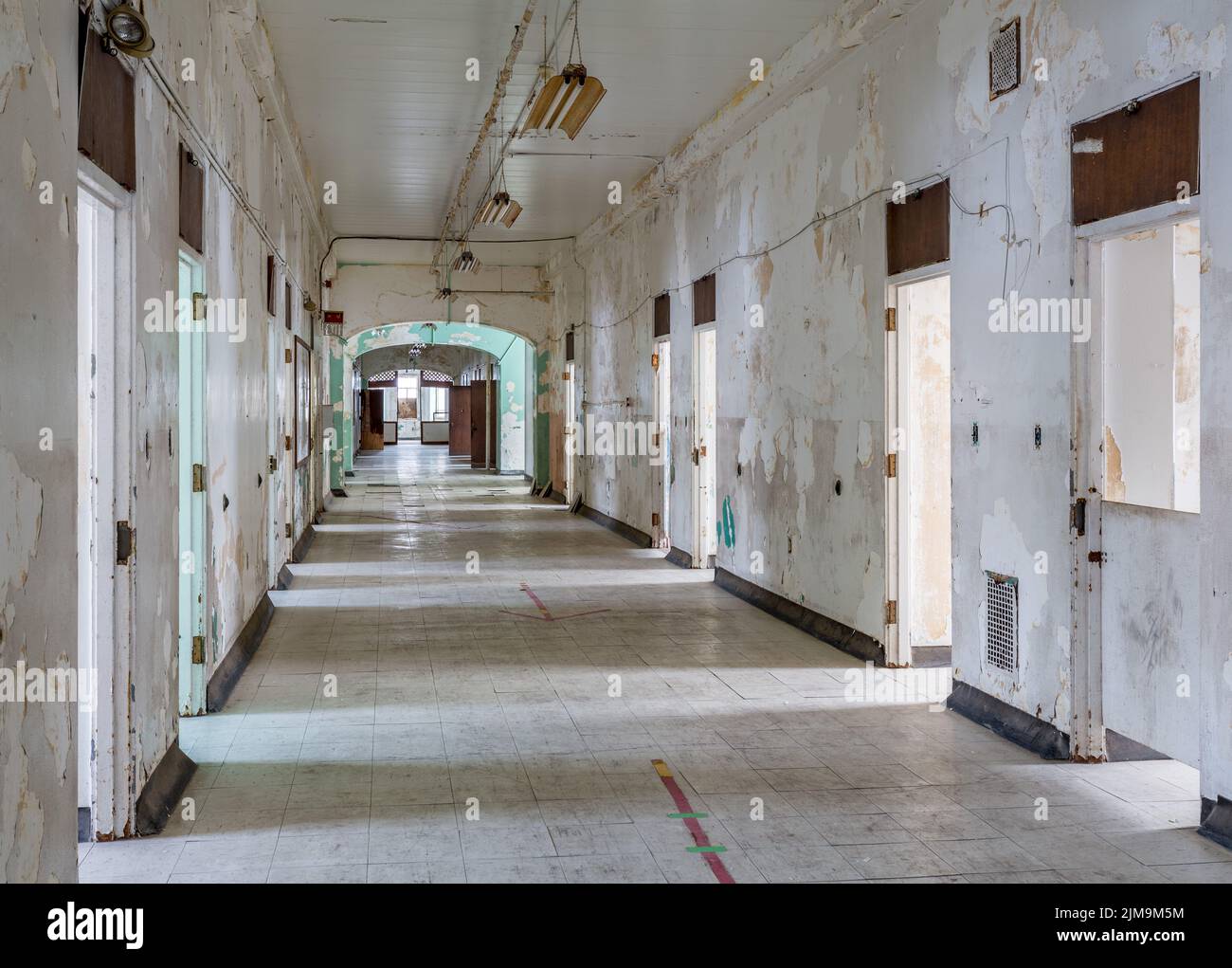 Langer Korridor innerhalb des Trans-Allegheny Lunatic Asylum Stockfoto