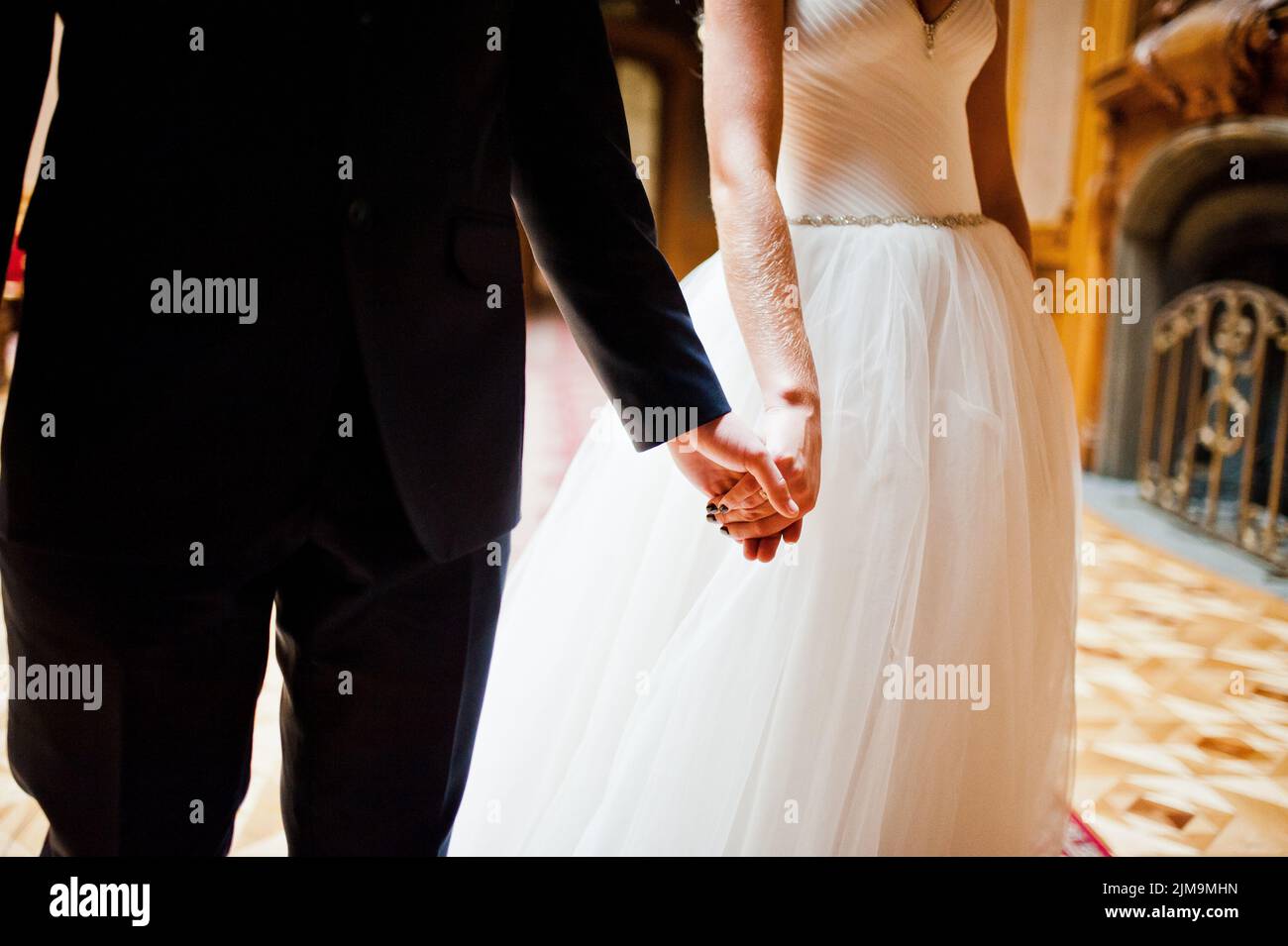 Hand in hand der elegante Hochzeit zu zweit am old Vintage House und Palast Stockfoto