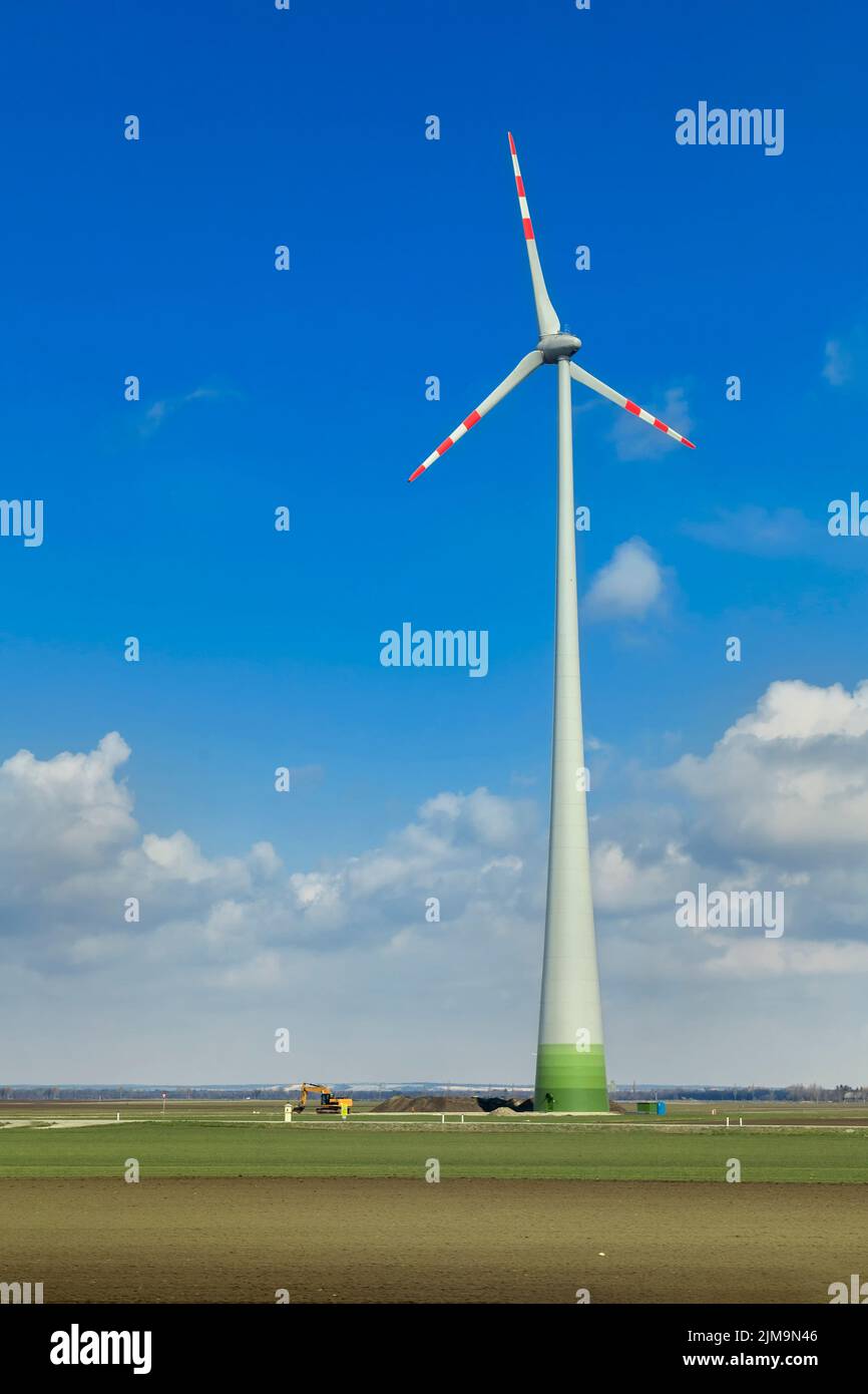 Rotierende Windmühlenblätter in blauem Himmel Stockfoto