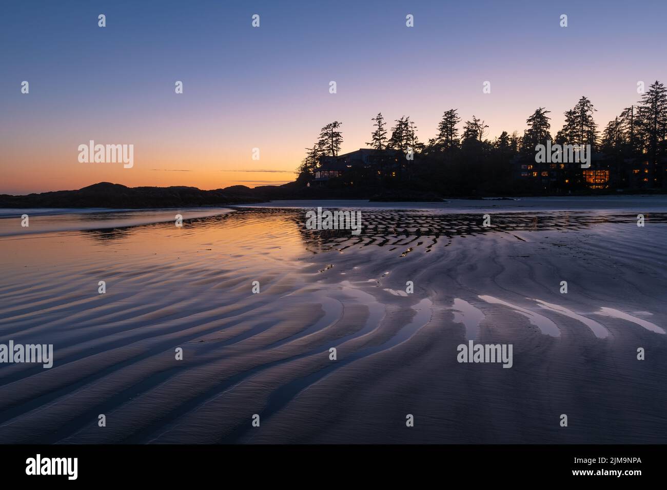 Sonnenuntergang am Chesterman Beach am Pazifik in der Nähe von Tofino, Vancouver Island, British Columbia, Kanada. Stockfoto