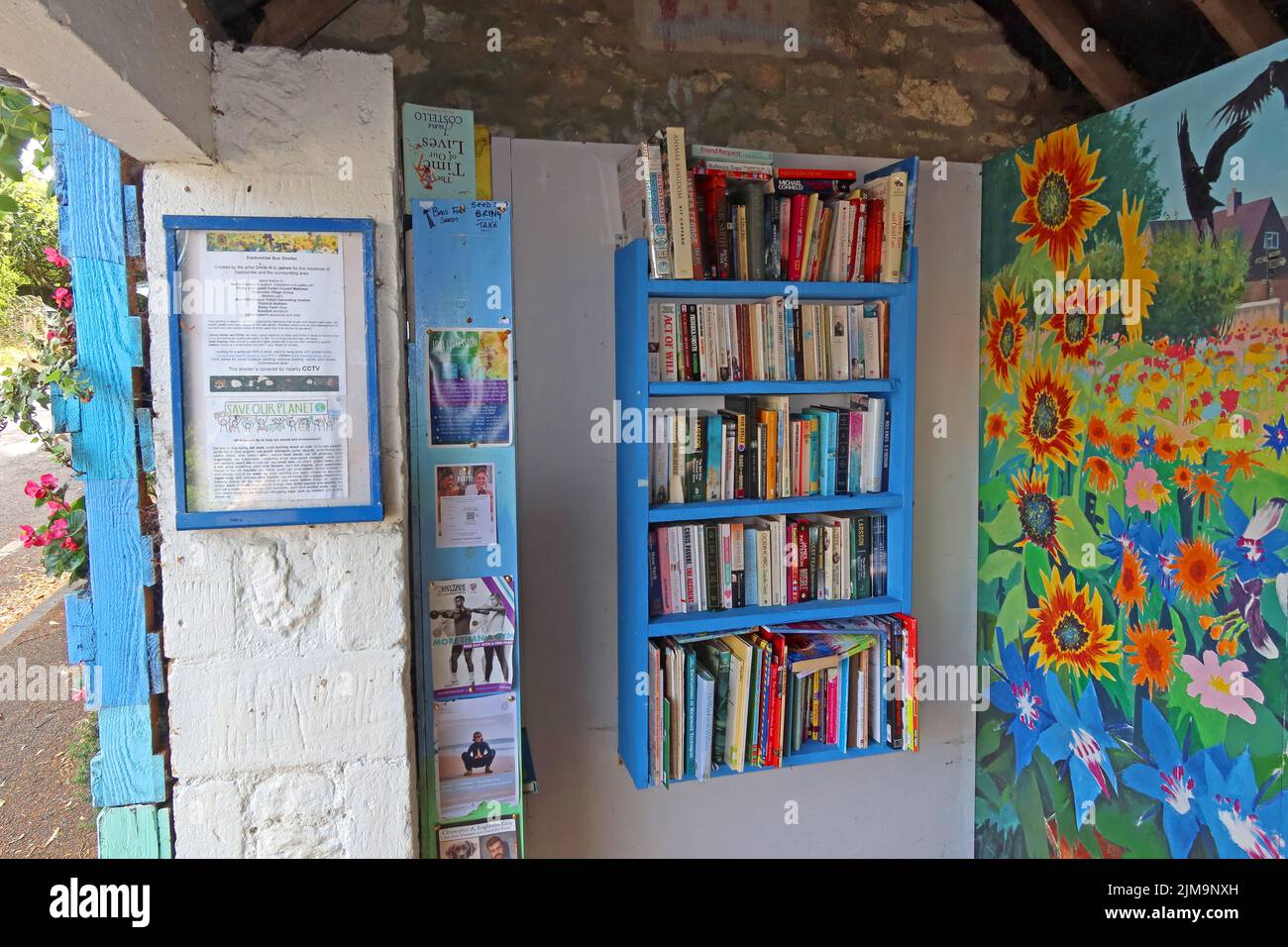 Bus Shelter Library, in Eastcombe, Stroud, Gloucestershire, England, GB, GL6 7EB - Bus Service 8, 8A Stockfoto