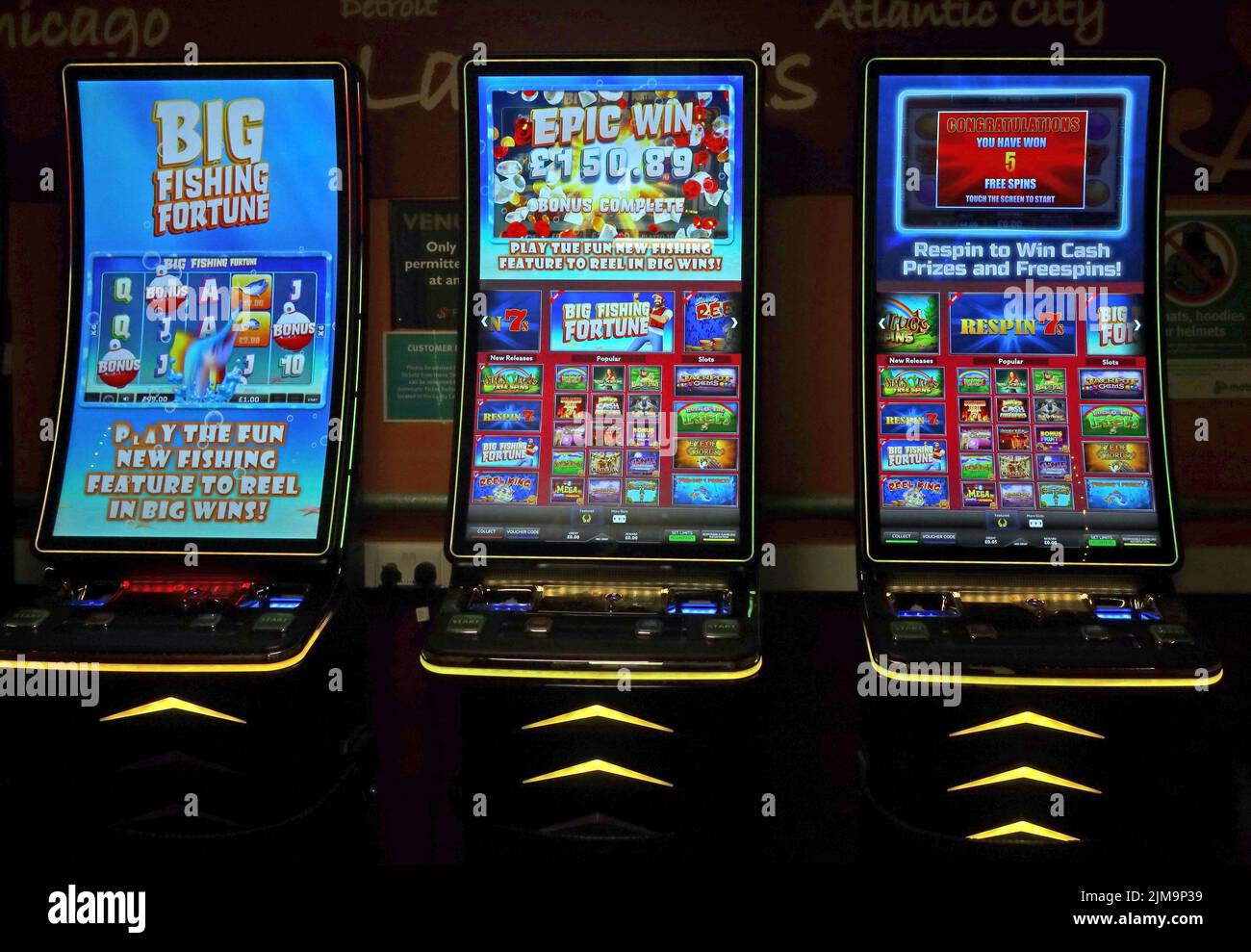 Spielautomaten, einarmige Banditen, Cash-Videospiele, bei Motorway Services M6, England, Großbritannien. Gefahren des gelegentlichen Glücksspiels Stockfoto