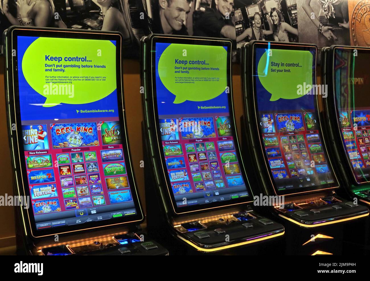 Spielautomaten, einarmige Banditen, Cash-Videospiele, bei Motorway Services M6, England, Großbritannien. Gefahren des gelegentlichen Glücksspiels Stockfoto