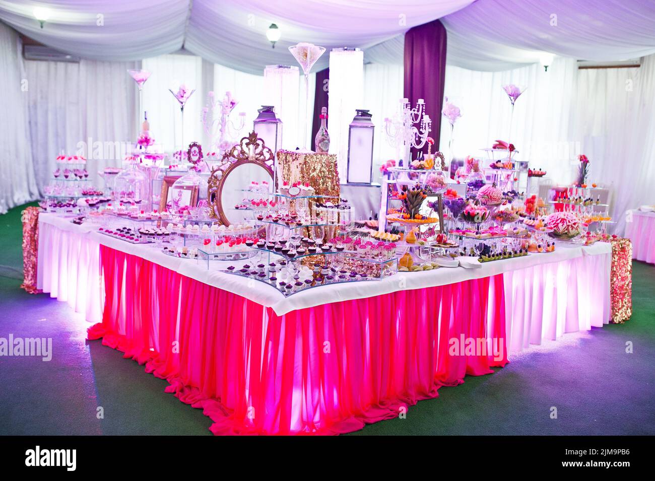Awesome Hochzeitsempfang des Essens und Trinkens mit verschiedenen rosa Licht Stockfoto