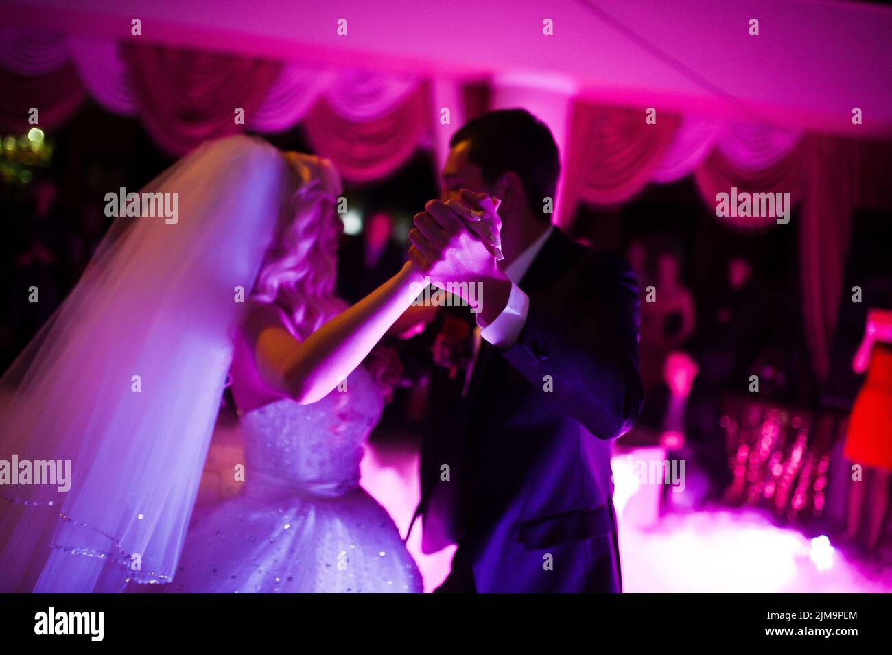 Erstaunlich, Eröffnungstanz Hochzeit Brautpaar auf niedrigen rosa leichter und schwerer Rauch Stockfoto