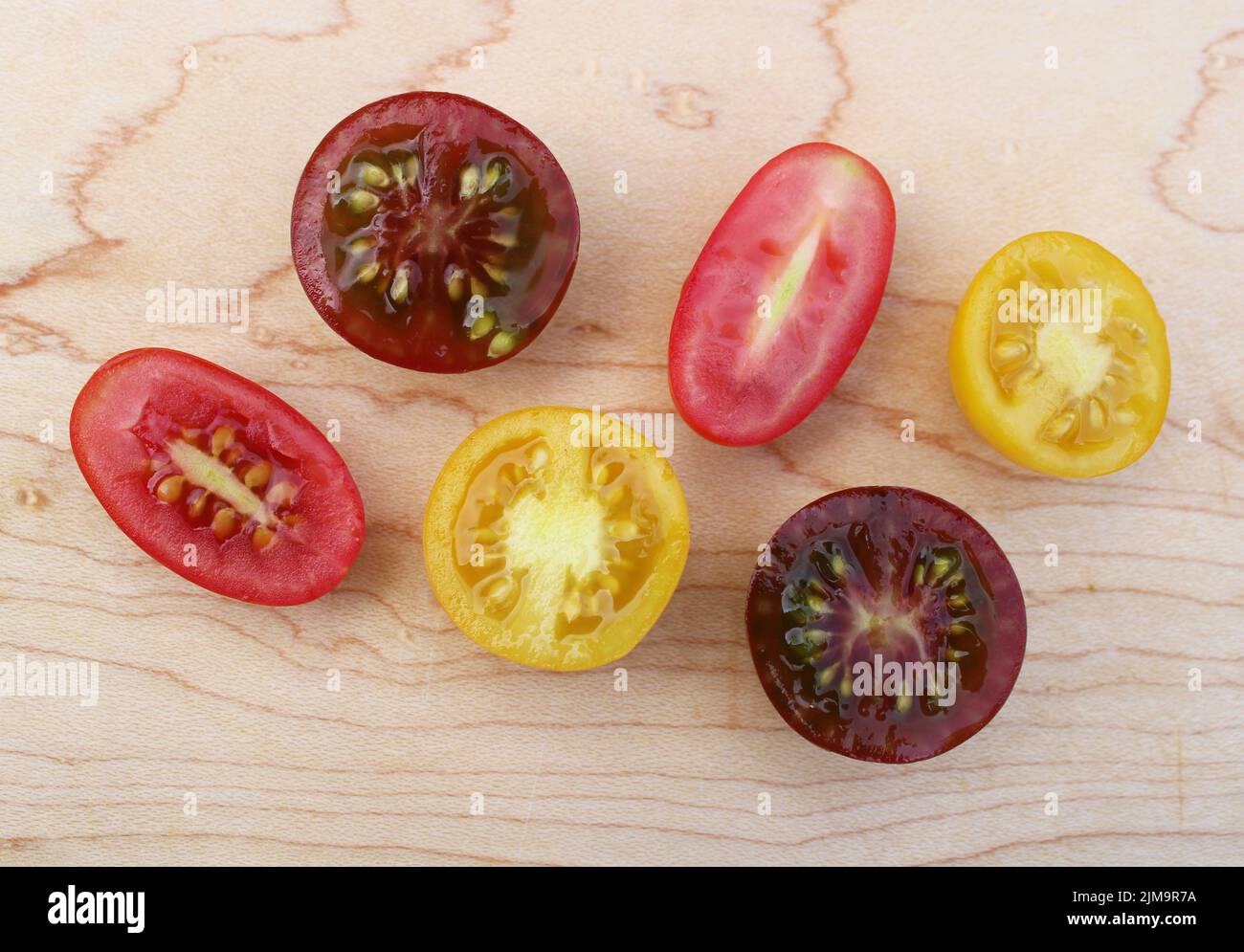 Eine Auswahl an geschnittenen Traube- und Kirschtomaten Stockfoto
