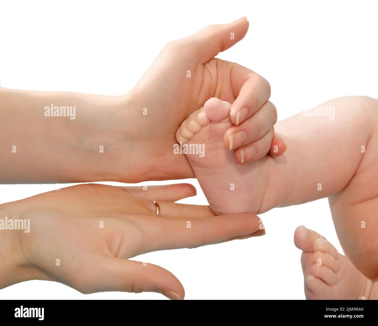 Händen der Mutter halten Beine das Baby auf einem weißen Hintergrund Stockfoto