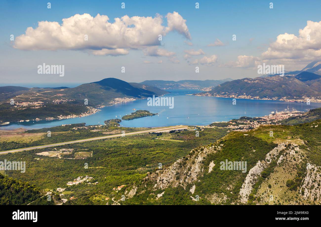 Blick von oben auf den Flughafen von Tivat, Boka Bay. Montenegro. Stockfoto