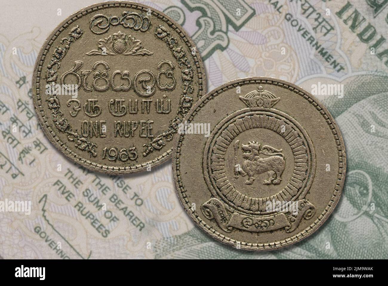 1972. Ceylon-Rupie-Münze auf Vorder- und Rückseite. Sri lanka altes Geld Stockfoto