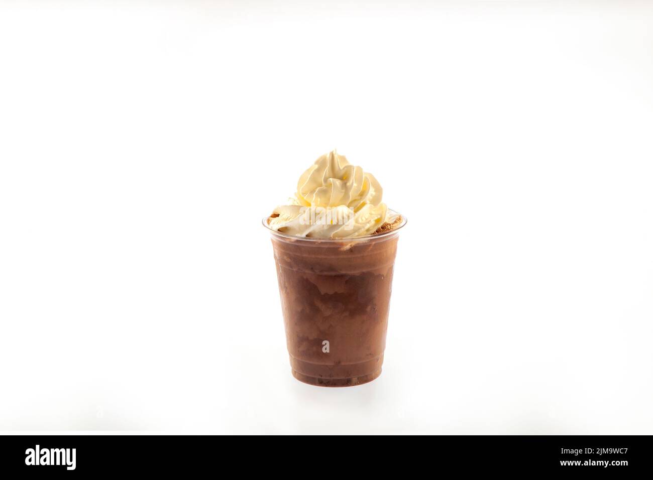 Belgischer Eiscreme-Eisshake mit reichhaltiger Schokolade und Schlagsahne auf der Oberseite Stockfoto