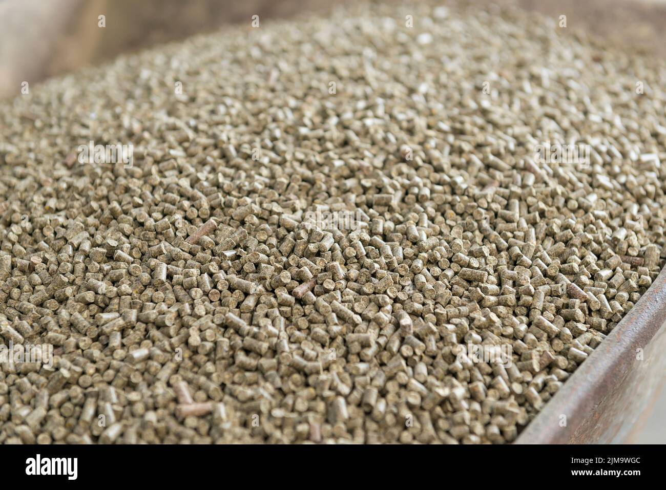 Schubkarre mit gedrückter feed Chunks Stockfoto