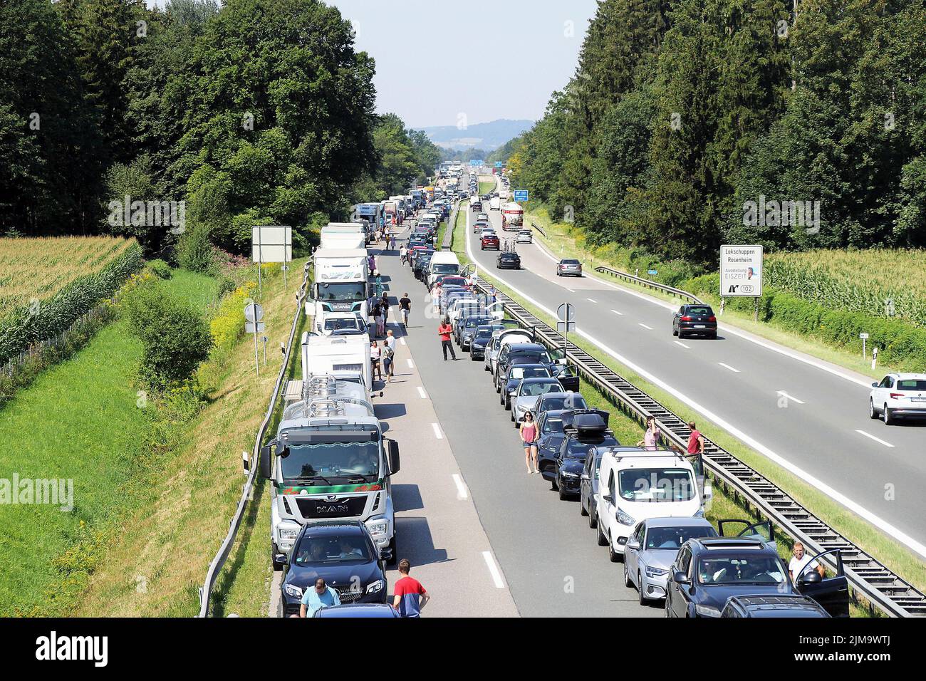 Rohrdorf, Deutschland. 05. August 2022. Die Fahrer haben eine Notspur gebildet und stehen neben ihren Fahrzeugen auf der Autobahn. An der A8 bei Rohrdorf hat sich nach einem Unfall mit mehreren Verletzten ein langer Stau gebildet. (To dpa 'Unfall am A8 - mehrere Verletzte und Stau') Quelle: Josef Reisner/dpa/Alamy Live News Stockfoto