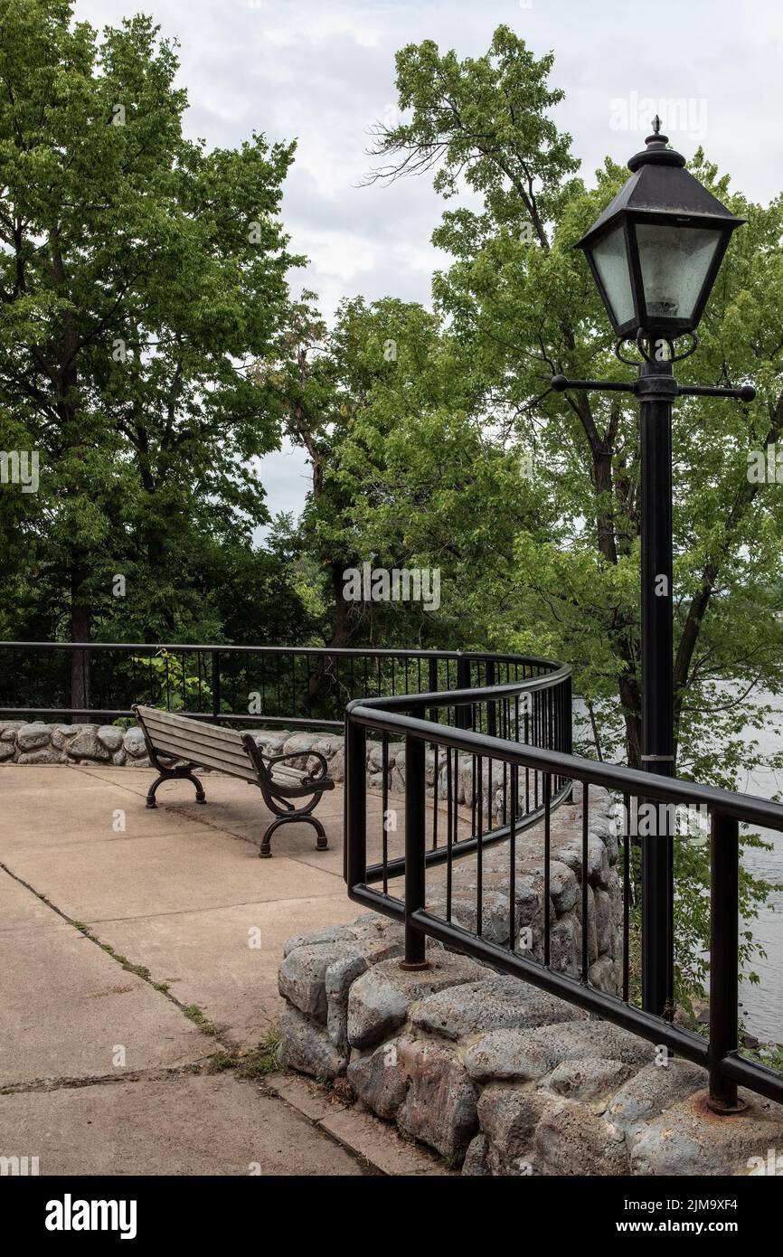 Lamppost und Bank entlang des St. Croix River in Taylors Falls, Minnesota USA. Stockfoto