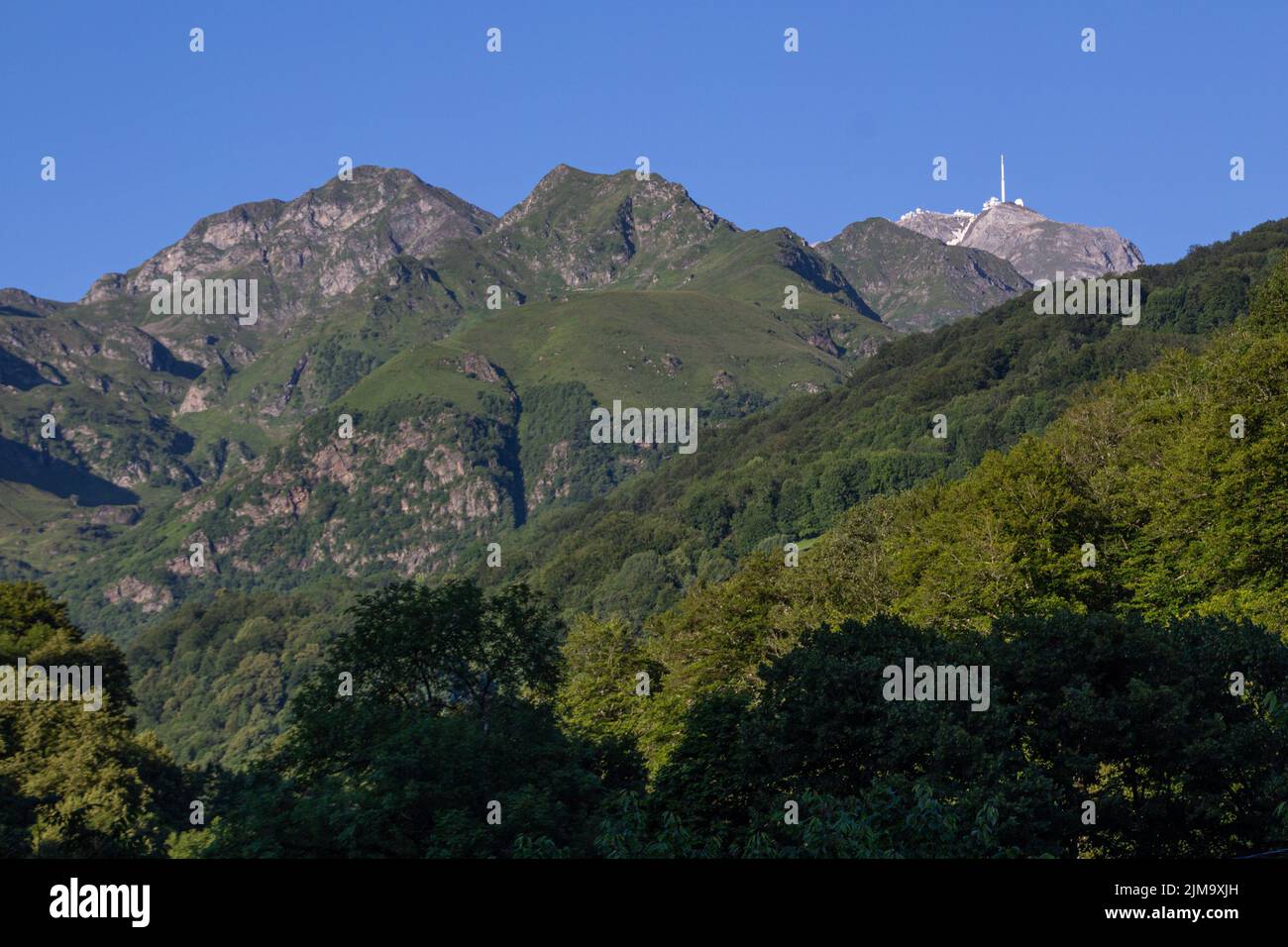 Eine landschaftliche Aufnahme mit dem Berg Pic du Midi in den Pyrenäen in Frankreich Stockfoto